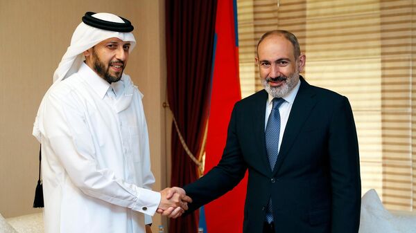 Премьер-министр Никол Пашинян встретился с директором Катарского инвестиционного агентства Мансуром аль-Махмудом (13 июня 2022). Дохa - Sputnik Армения