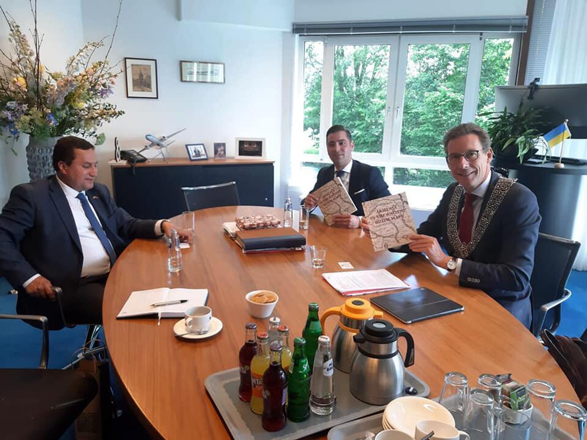 Посол Армении в Нидерландах Тигран Балаян посетил город Альстельфен, где встретился с мэром Тьапко Попенсом и членом городского совета от партии D66 Тавросом Асланяном (13 июня 2022). Альстельфен - Sputnik Արմենիա, 1920, 13.06.2022
