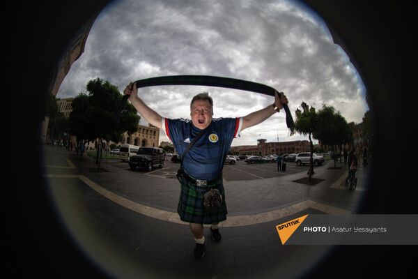 Шотландский болельщик перед игрой с Арменией в Ереване - Sputnik Армения