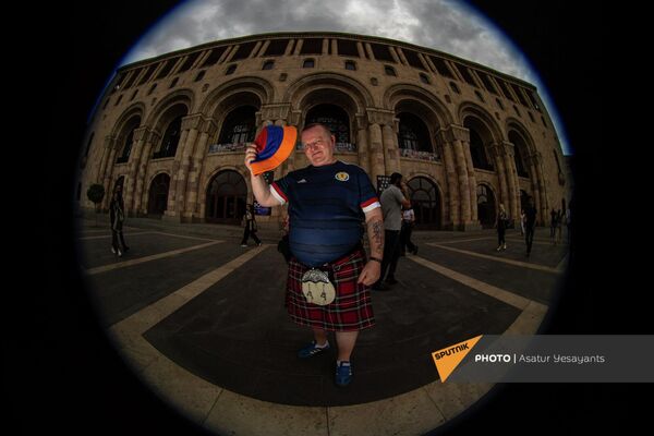 Шотландский болельщик с панамой в цветах армянского триколора - Sputnik Армения