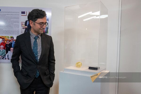 Лауреат Нобелевской премии Артем (Ардем) Патапутян смотрит на свою награду, подаренную им Музею истории Армении - Sputnik Армения