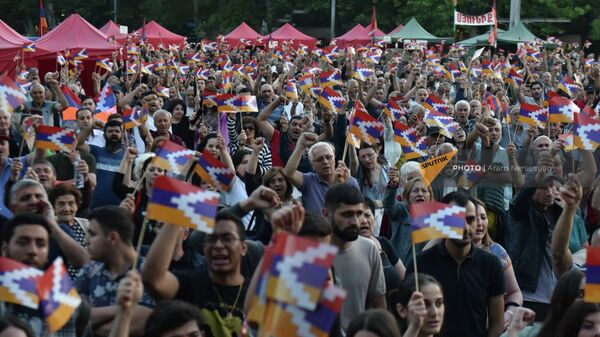 Участники митинга оппозиции с флагами Арцаха на площади Франции (14 июня 2022). Еревaн - Sputnik Армения