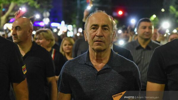 Роберт Кочарян на шествии оппозиции (14 июня 2022). Еревaн - Sputnik Армения