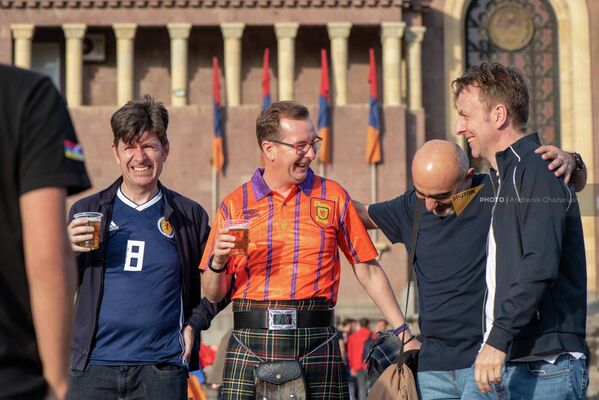 Шотландские болельщики собираются у стадиона перед началом матча 4-го тура Лиги наций Армения – Шотландия  - Sputnik Армения