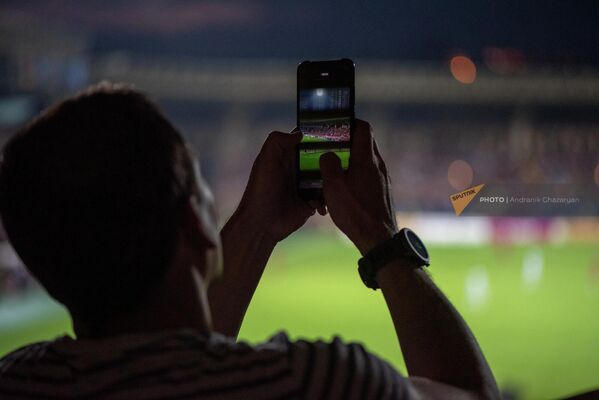 Один из болельщиков делает снимок во время матча 4-го тура Лиги наций Армения – Шотландия  - Sputnik Армения