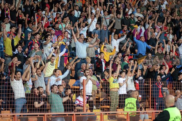 Реакция армянских болельщиков после гола Ваана Бичахчяна в матче 4-го тура Лиги наций Армения – Шотландия  - Sputnik Армения