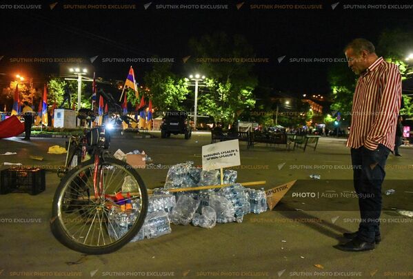 Активисты демонтируют палатки оппозиционного движения &quot;Сопротивление&quot; на площади Франции в Ереване - Sputnik Армения