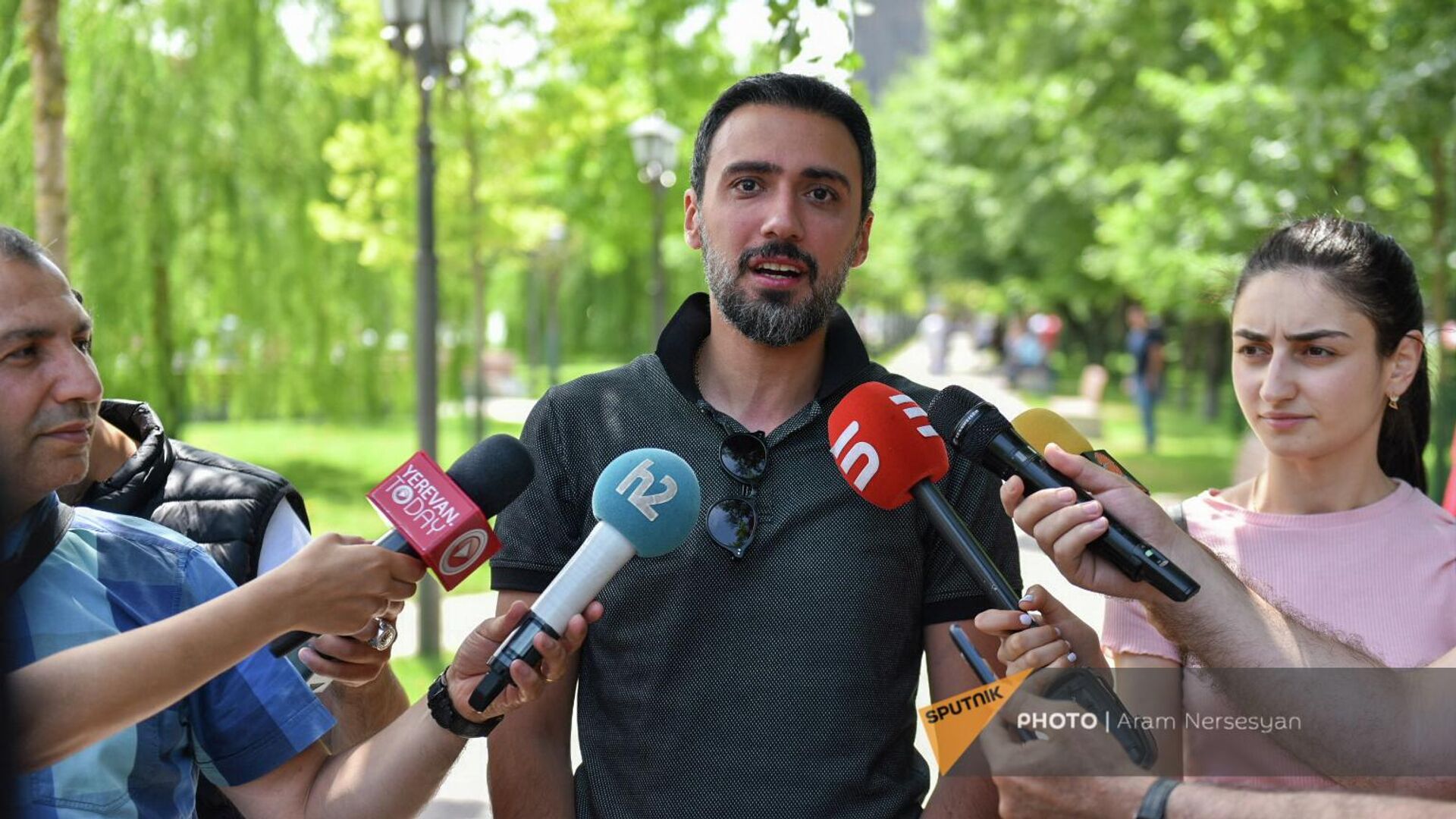 Арам Вардеванян общается с журналистами в парке Варданяна (15 июня 2022). Еревaн - Sputnik Армения, 1920, 15.06.2022