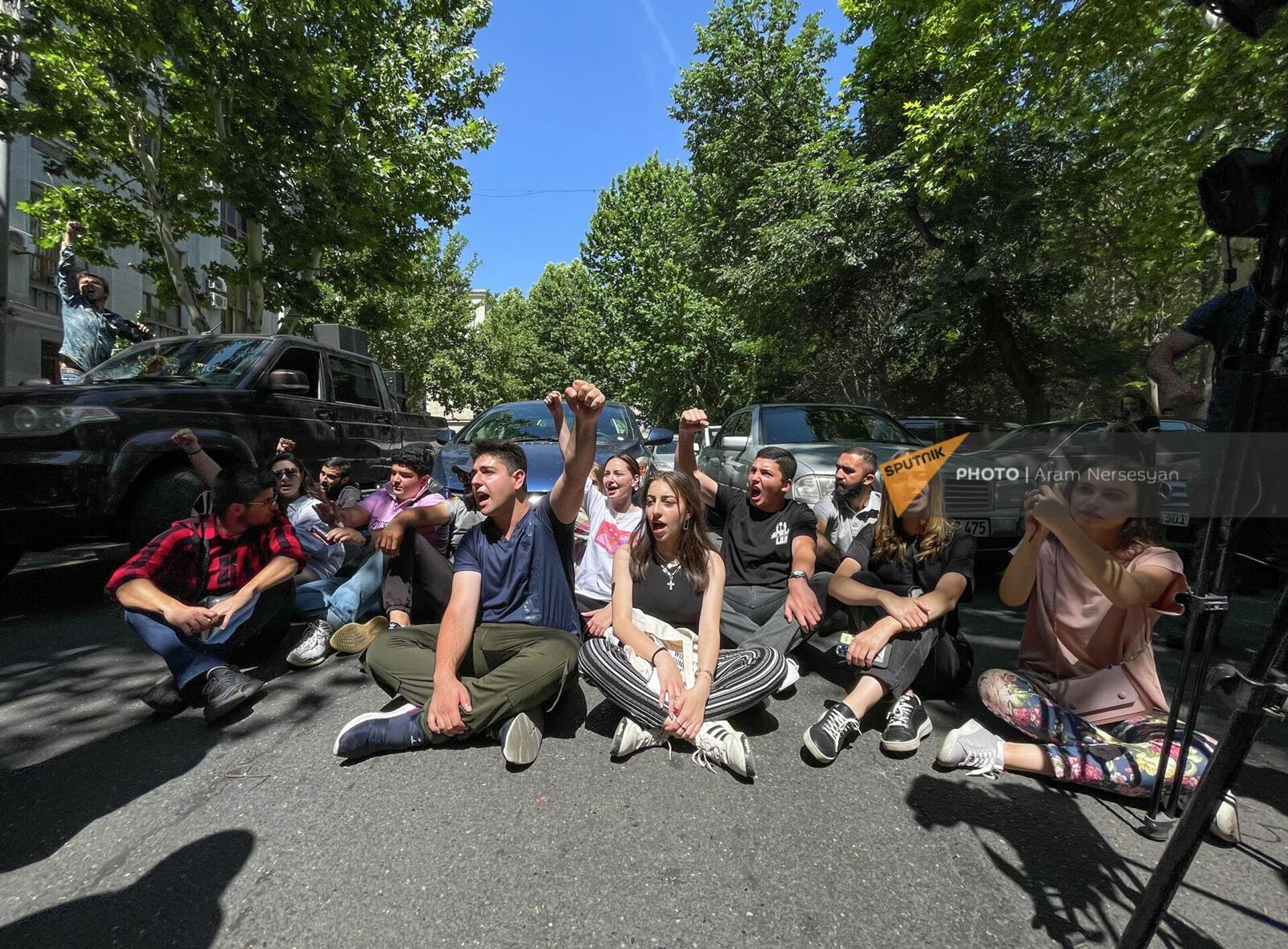 Активисты молодежного оппозиционного движения перекрыли улицу (15 июня 2022). Еревaн - Sputnik Արմենիա, 1920, 15.06.2022