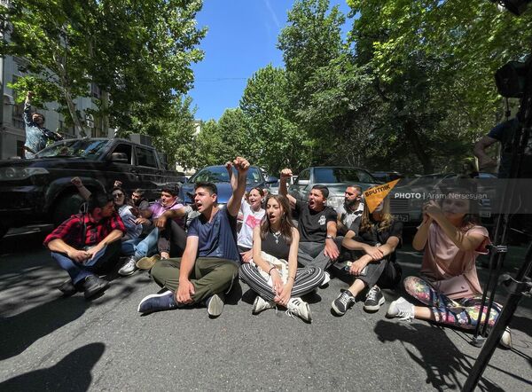 Активисты молодежного оппозиционного движения блокируют улицу - Sputnik Армения