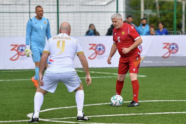 Товарищеский матч по футболу между ветеранами сборных Армении и ФИФА (15 июня 2022). Цовагюх - Sputnik Армения