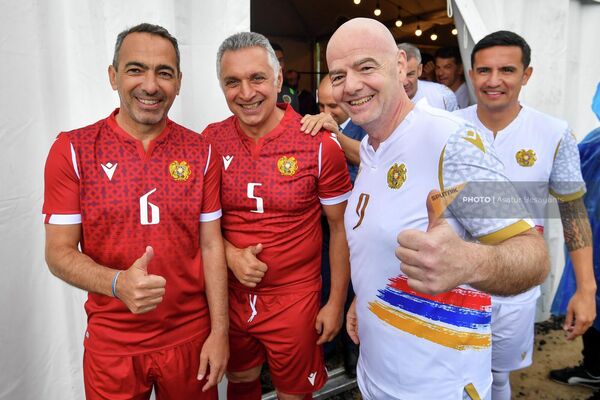 ՖԻՖԱ-ի նախագահ Ջաննի Ինֆանտինոն լեգենդար ֆուտբոլիստների հետ - Sputnik Արմենիա