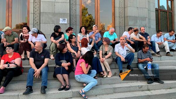 Активисты оппозиционных сил вместе с родителями погибших военнослужащих на площади Свободы (15 июня 2022). Еревaн - Sputnik Армения