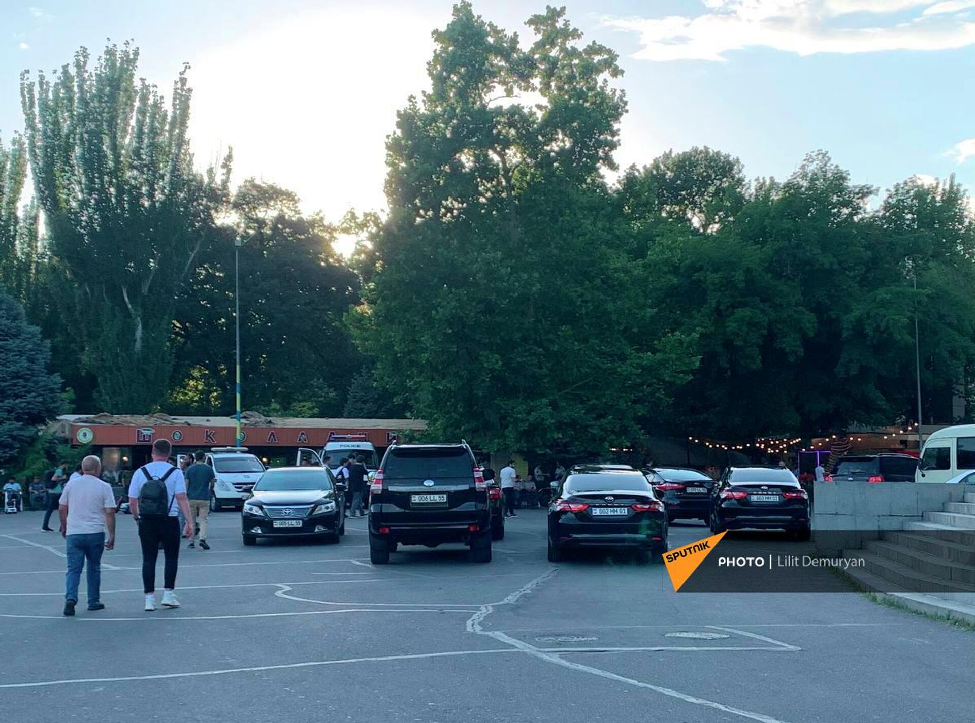 Машины сопровождения премьер-министра Никола Пашиняна на площади Свободы (15 июня 2022). Еревaн - Sputnik Армения, 1920, 15.06.2022