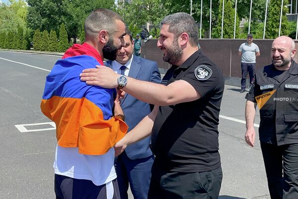 Министр по чрезвычайным ситуациям Армен Памбухчян поздравляет Юрия Сакунца в связи с установлением им нового мирового рекорда по перетягиванию зубами пожарных машин (16 июня 2022). Еревaн - Sputnik Армения