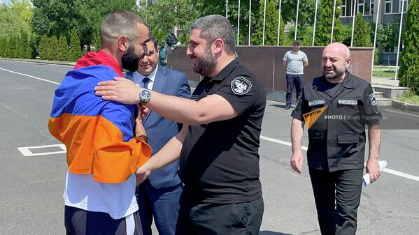 Глава МЧС Армении Армен Памбухчян поздравляет Юрия Сакунца, установившего новый рекорд - Sputnik Армения