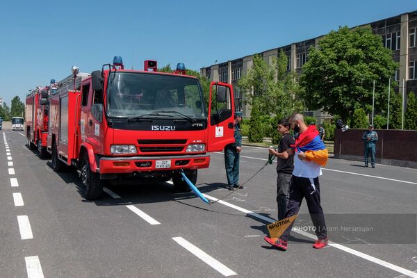 Юрий Сакунц готовится к установлению нового мирового рекорда по перетягиванию зубами пожарных машин (16 июня 2022). Еревaн - Sputnik Армения