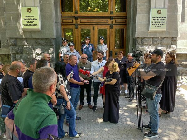 Родственники погибших в ходе 44-дневной войны солдат проводят акцию Генпрокуратуры, требуя  привлечь главу СК Аргишти Кярамяна к ответственности - Sputnik Армения