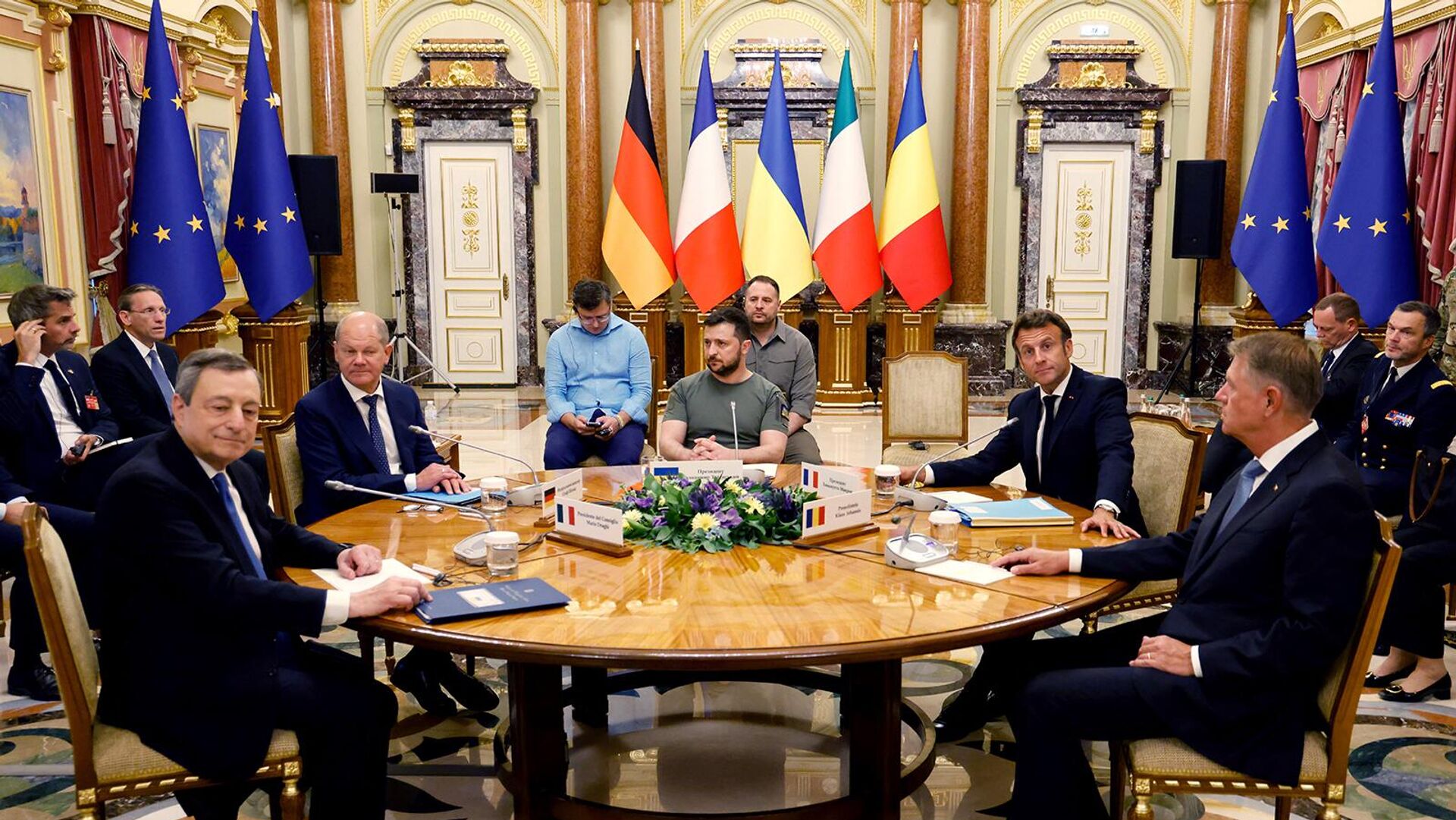 Ուկրաինայի նախագահ Վլադիմիր Զելենսկին Կիևում հանդիպել է Ֆրանսիայի նախագահ Էմանուել Մակրոնի, Գերմանիայի կանցլեր Օլաֆ Շոլցի, Իտալիայի վարչապետ Մարիո Դրագիի և Ռումինիայի նախագահ Կլաուս Յոհանիսի հետ - Sputnik Արմենիա, 1920, 16.06.2022