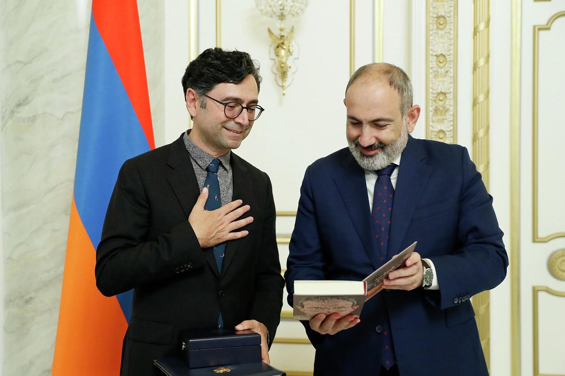 Премьер-министр Никол Пашинян принял лауреата Нобелевской премии Ардема (Артема) Патапутяна и наградил его орденом Святого Месропа Маштоца (16 июня 2022). Еревaн Премьер-министр Никол Пашинян принял лауреата Нобелевской премии Ардема (Артема) Патапутяна и наградил его орденом Святого Месропа Маштоца (16 июня 2022). Еревaн - Sputnik Армения, 1920, 16.06.2022