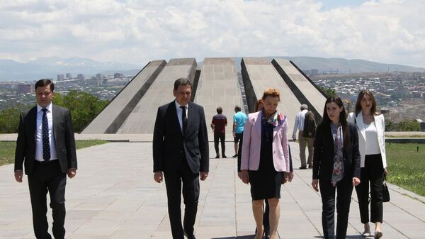 Генеральный секретарь Совета Европы Мария Пейчинович Бурич посетила мемориальный комплекс Цицернакаберд (16 июня 2022). Еревaн - Sputnik Армения