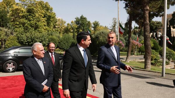 Председатель Национального собрания Армении Ален Симонян встретился с министром иностранных дел Ирана Хосейном Амиром Абдоллахианом (16 июня 2022). Тегеран - Sputnik Армения