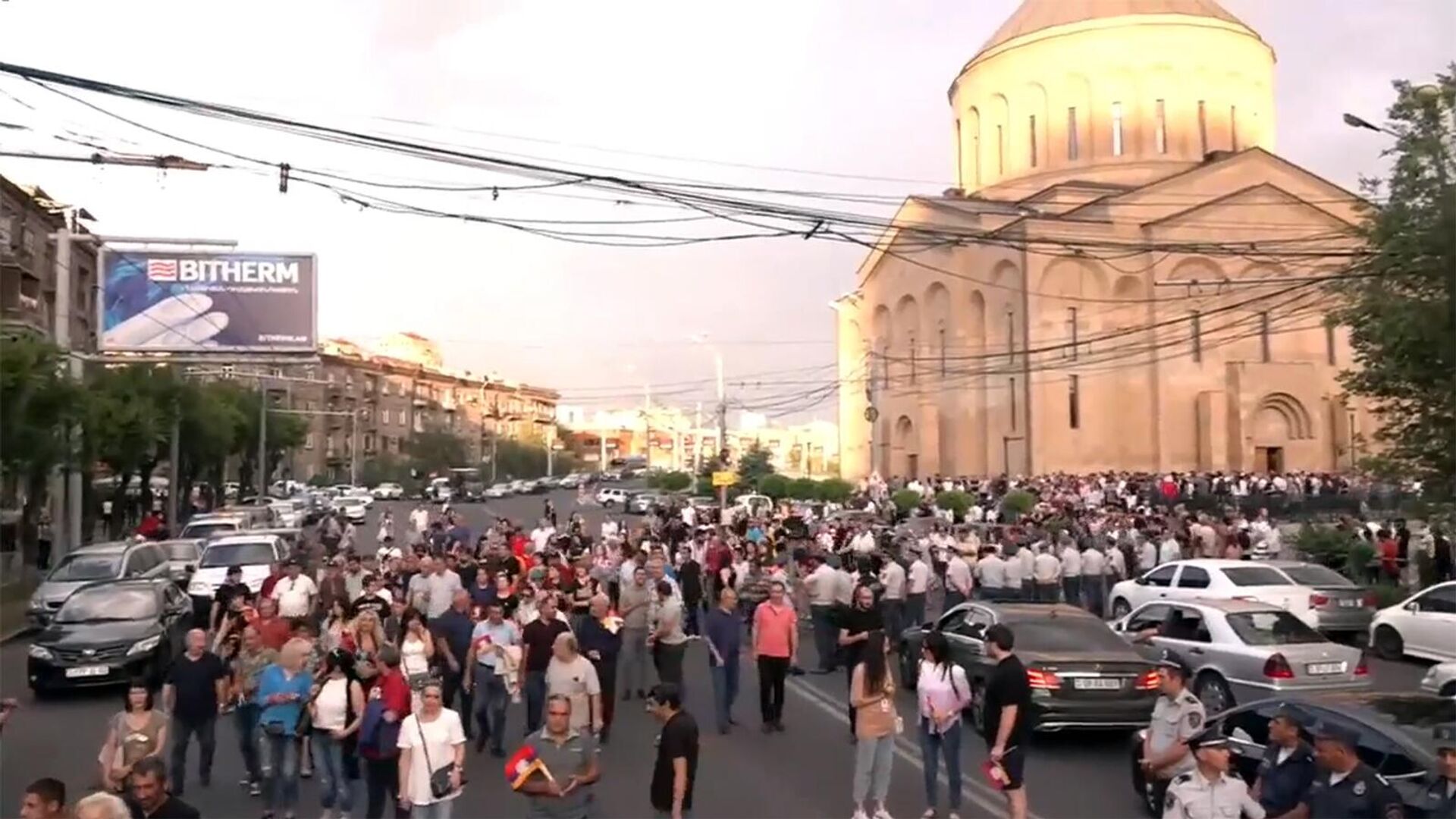 Оппозиция начинает шествие на проспекте Комитаса (16 июня 2022). Еревaн - Sputnik Армения, 1920, 16.06.2022