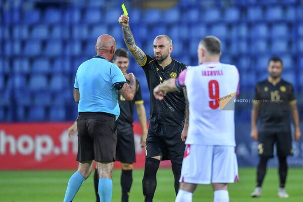 Юра Мовсисян показывает желтую карточку арбитру во время товарищеского матча ветеранов по футболу между сборными Армении и Грузии  - Sputnik Армения