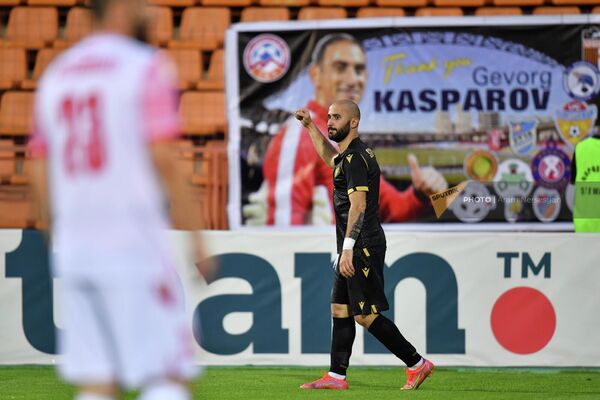 Артур Саркисов празднует гол во время товарищеского матча ветеранов по футболу между сборными Армении и Грузии  - Sputnik Армения