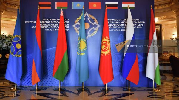 Флаги стран ОДКБ перед очередным заседанием секретарей Совбеза ОДКБ (17 июня 2022). Еревaн - Sputnik Армения