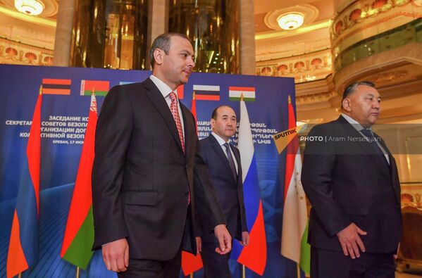 Армен Григорян с коллегами проходит в зал   - Sputnik Армения