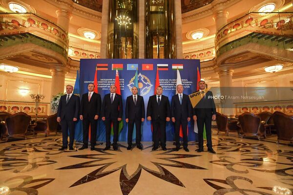 Протокольное фото перед очередным заседанием  - Sputnik Армения