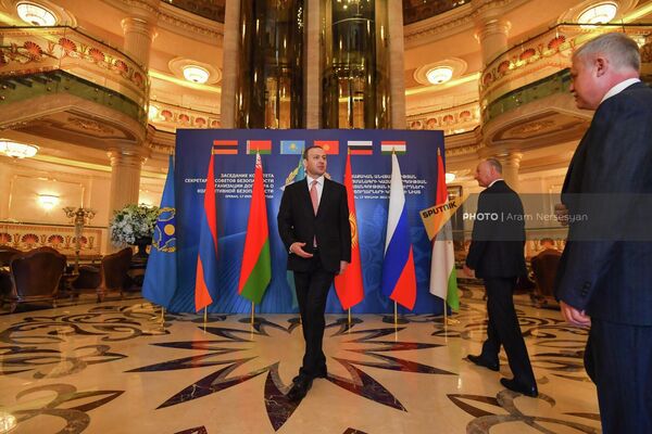 Секретарь Совбеза Армен Григорян приглашает коллег для фотографирования  - Sputnik Армения