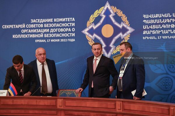 Участники заседания занимают свои места - Sputnik Армения