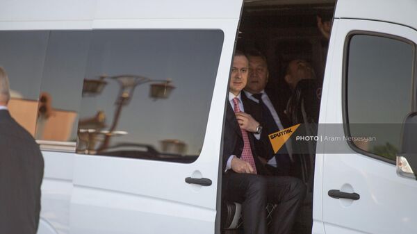 Секретарь совбеза Армен Григорян в служебном автомобиле после завершения очередного заседания Совбеза ОДКБ (17 июня 2022). Еревaн - Sputnik Армения