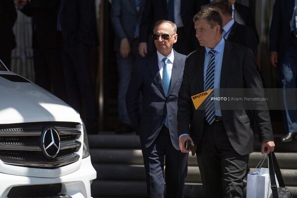 Николай Патрушев выходит из здания после расширенного заседания  - Sputnik Армения