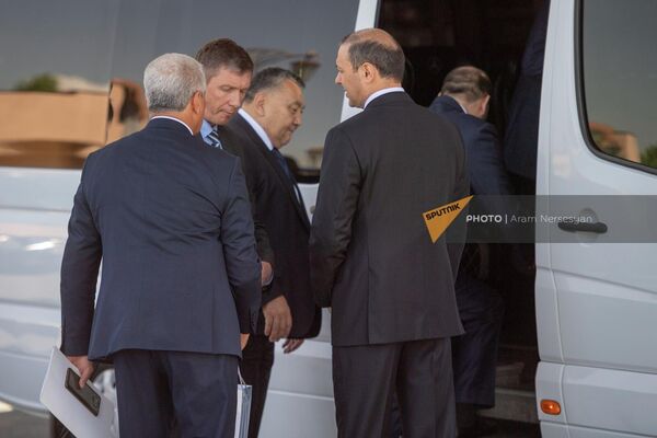 Секретари Совбезов стран ОДКБ садятся в служебный автомобиль - Sputnik Армения