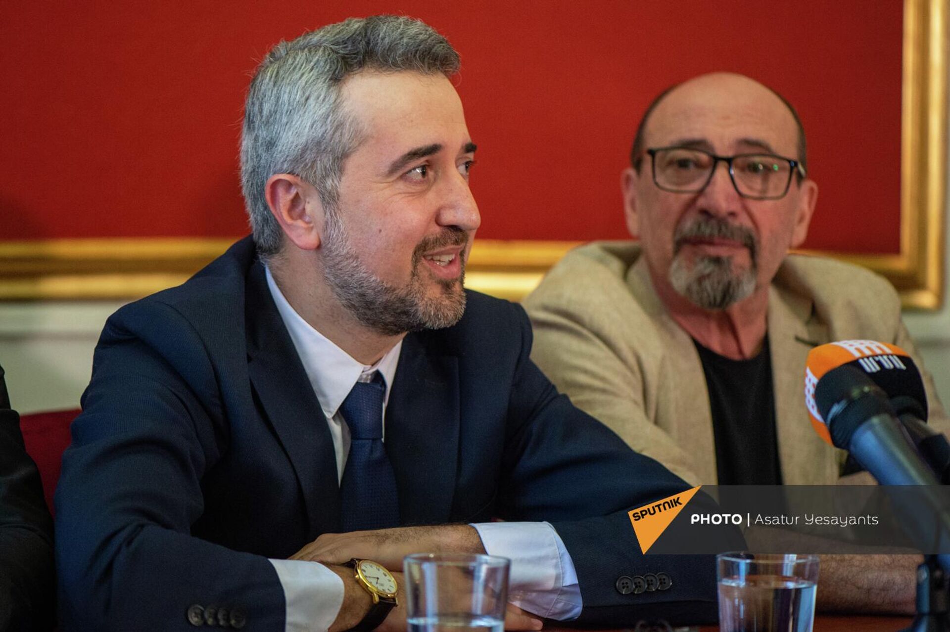 Ара Хзмалян и Арутюн Хачатрян на пресс-конференции на тему международного кинофестиваля Золотой абрикос (17 июня 2022). Еревaн (17 июня 2022). Еревaн Ара Хзмалян и Арутюн Хачатрян на пресс-конференции на тему международного кинофестиваля Золотой абрикос (17 июня 2022). Еревaн (17 июня 2022). Еревaн - Sputnik Արմենիա, 1920, 17.06.2022