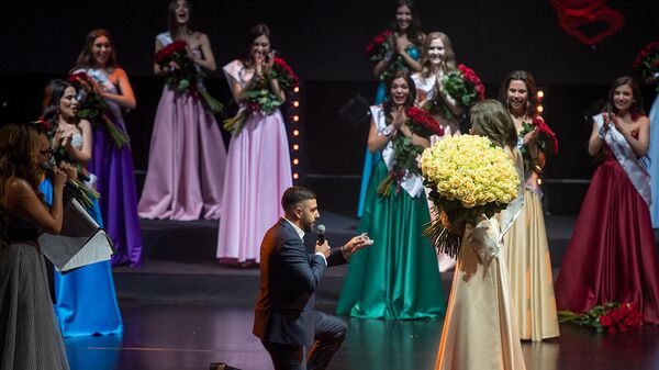 Предложение руки и сердца во время финала конкурса Мисс СНГ 2022 - Sputnik Արմենիա
