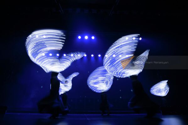 Спецэффекты во время выступления танцовщиц - Sputnik Армения