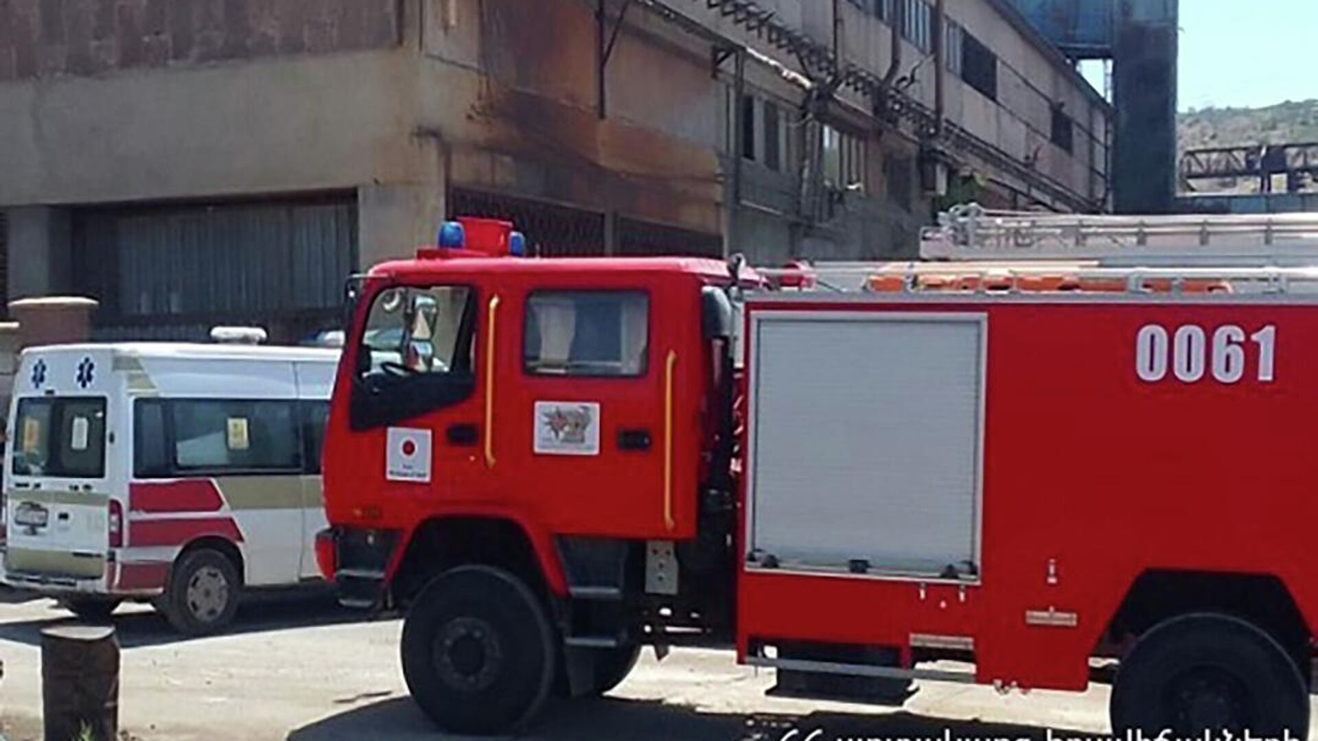 Пожарная машина и скорая помощь на месте взрыва на улице Арин-Берд (18 июня 2022). Еревaн - Sputnik Армения, 1920, 18.06.2022