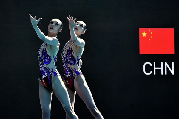 Люи Ван и Цяньи Ван из Китайской Народной Республики во время технического финала дуэтов - Sputnik Армения
