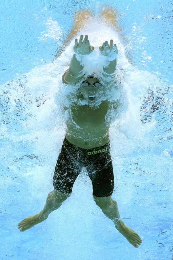 Итальянец Николо Мартиненги соревнуется в заплыве среди мужчин на дистанции 50 м брассом во время чемпионата мира по водным видам спорта - Sputnik Армения