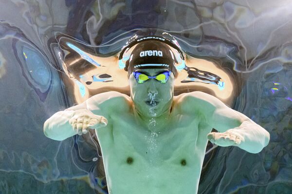 Японец Томору Хонда соревнуется в заплыве среди мужчин на 200 метров батерфляем во время чемпионата мира по водным видам спорта - Sputnik Армения