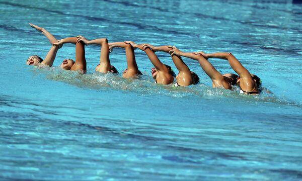 Сборная Японии во время предварительных соревнований по техническому художественному плаванию среди женщин - Sputnik Армения