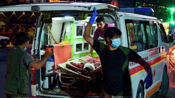 Медицинский персонал доставляет раненого в больницу на машине скорой помощи в Афганистане - Sputnik Армения