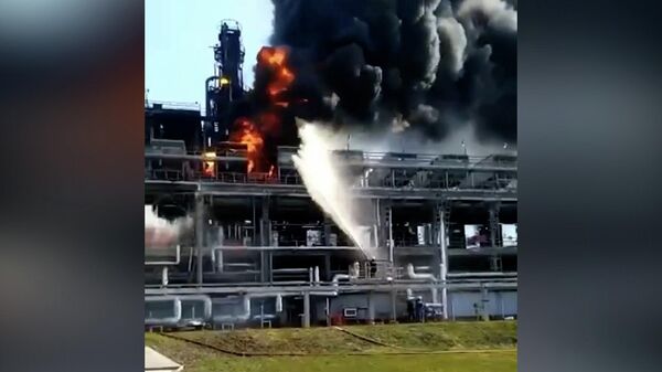 Пожар на Новошахтинском нефтеперерабатывающем заводе локализован, сообщили в МЧС - Sputnik Армения