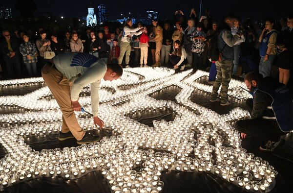 Свечи, зажженные участниками акции &quot;Свеча памяти&quot; у Музея Победы в Москве.  - Sputnik Армения