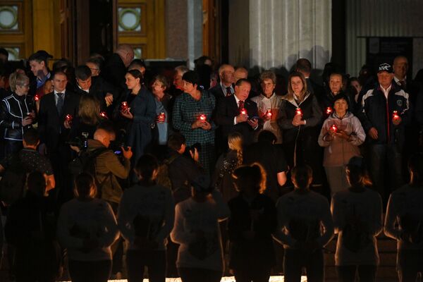 Участники акции &quot;Свеча памяти&quot; у Музея Победы в Москве.  - Sputnik Армения