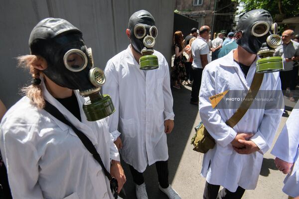Активисты в противогазах на акции протеста в связи с деятельностью биолабораторий в Армении у Национального центра по контролю и профилактике заболеваний (22 июня 2022). Еревaн - Sputnik Армения